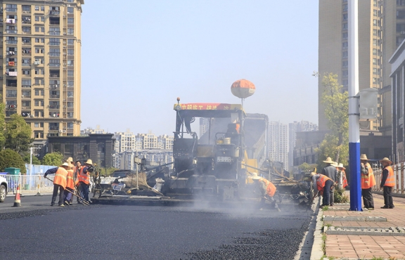 2020年3月20日上午，宜春市高士北路路面改造工程快速推進，施工現(xiàn)場一片繁忙景象